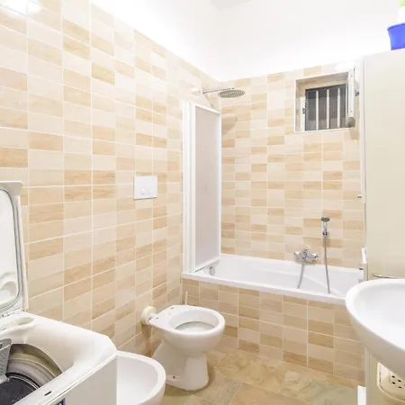 2 Bedroom Cozy In ナポリ